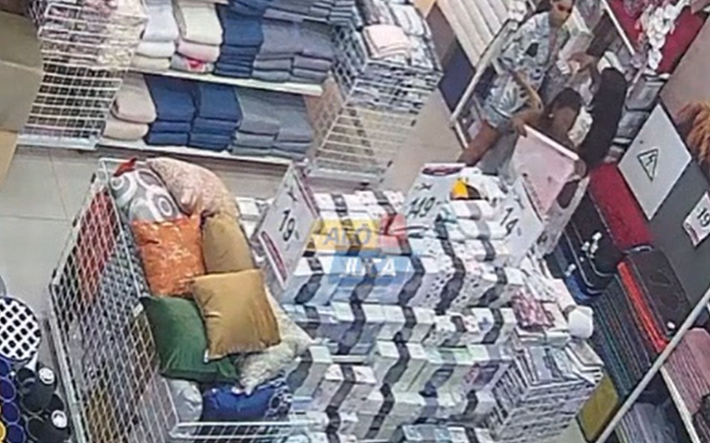 Ap&oacute;s recolher os produtos, as mulheres aparecem deixando a &aacute;rea onde estavam os itens expostos/Foto: Al&ocirc; Juca