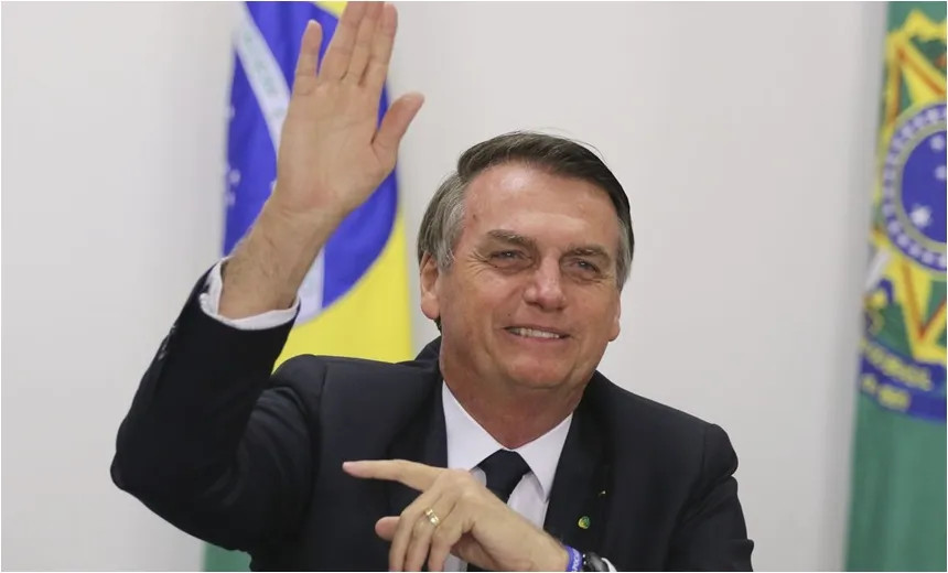 “Tudo pequenininho aí?”, diz Bolsonaro ao ser cumprimentado por oriental em aeroporto