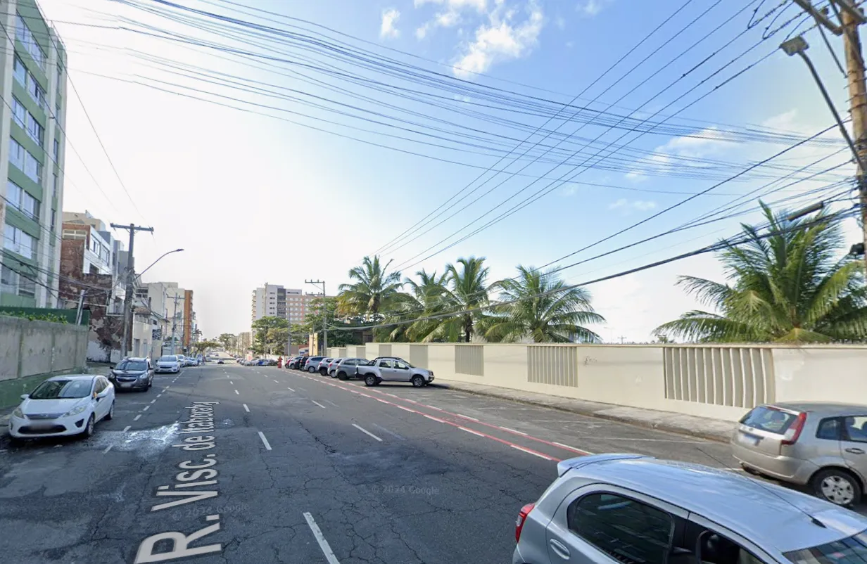 Colisão envolvendo carro e moto deixa três feridos em Salvador