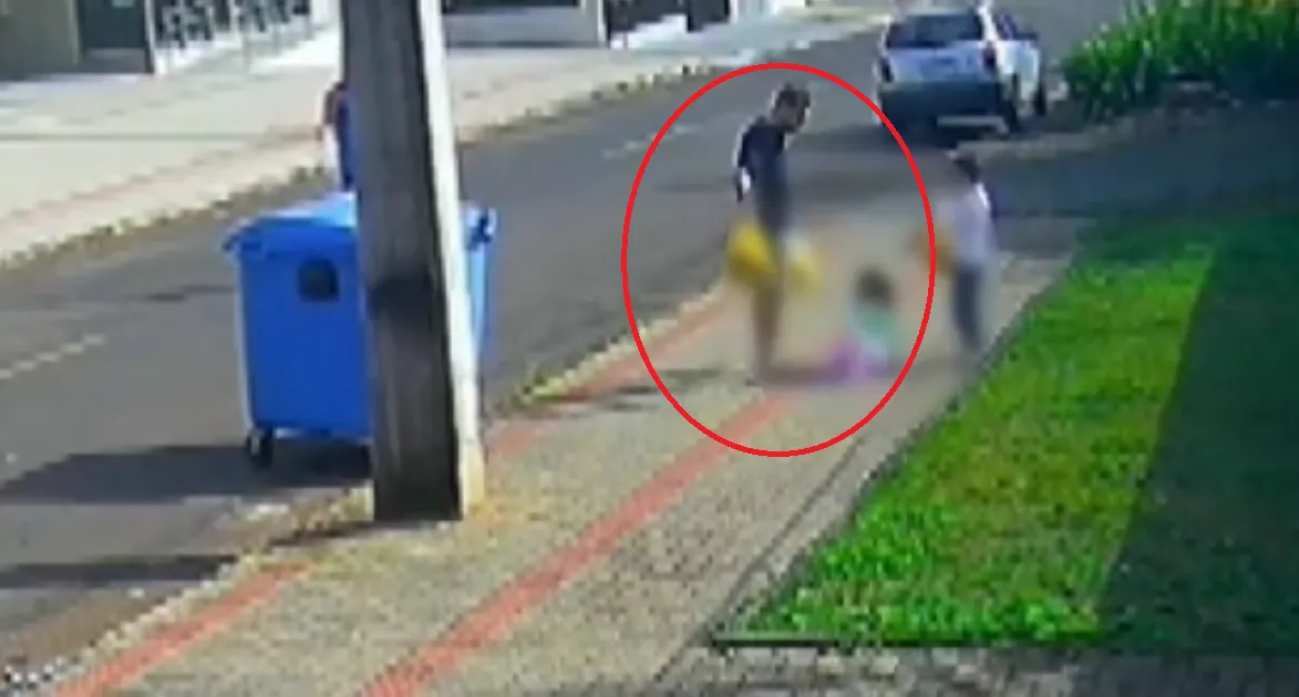 Pai chuta filha de 3 anos no meio da rua; VÍDEO
