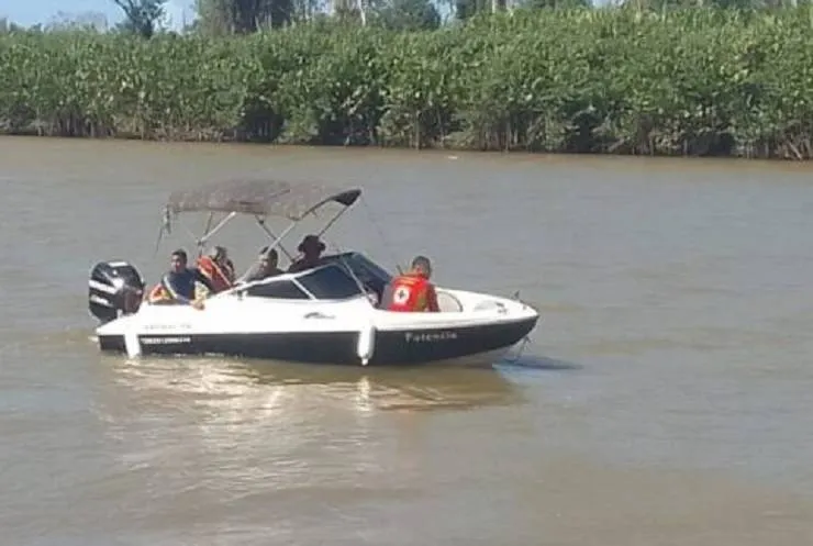 Buscas continuam por homem desaparecido após naufrágio de embarcação no Extremo Sul da Bahia