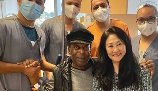 Pelé recebe alta e deixa hospital em São Paulo após um mês de internação; ex-jogador faz 81 anos no próximo dia 23