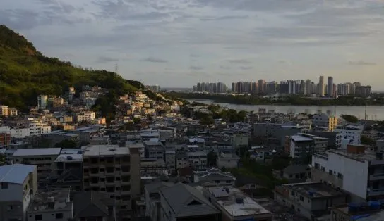 Operação demole sete prédios ilegais em área de milícia no Rio de Janeiro