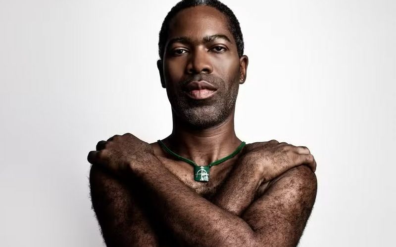 Tiganá Santana é um aclamado multiartista, músico e pesquisador baiano, reconhecido como o primeiro compositor na história fonográfica do Brasil. | Foto: Divulgação/José de Holanda