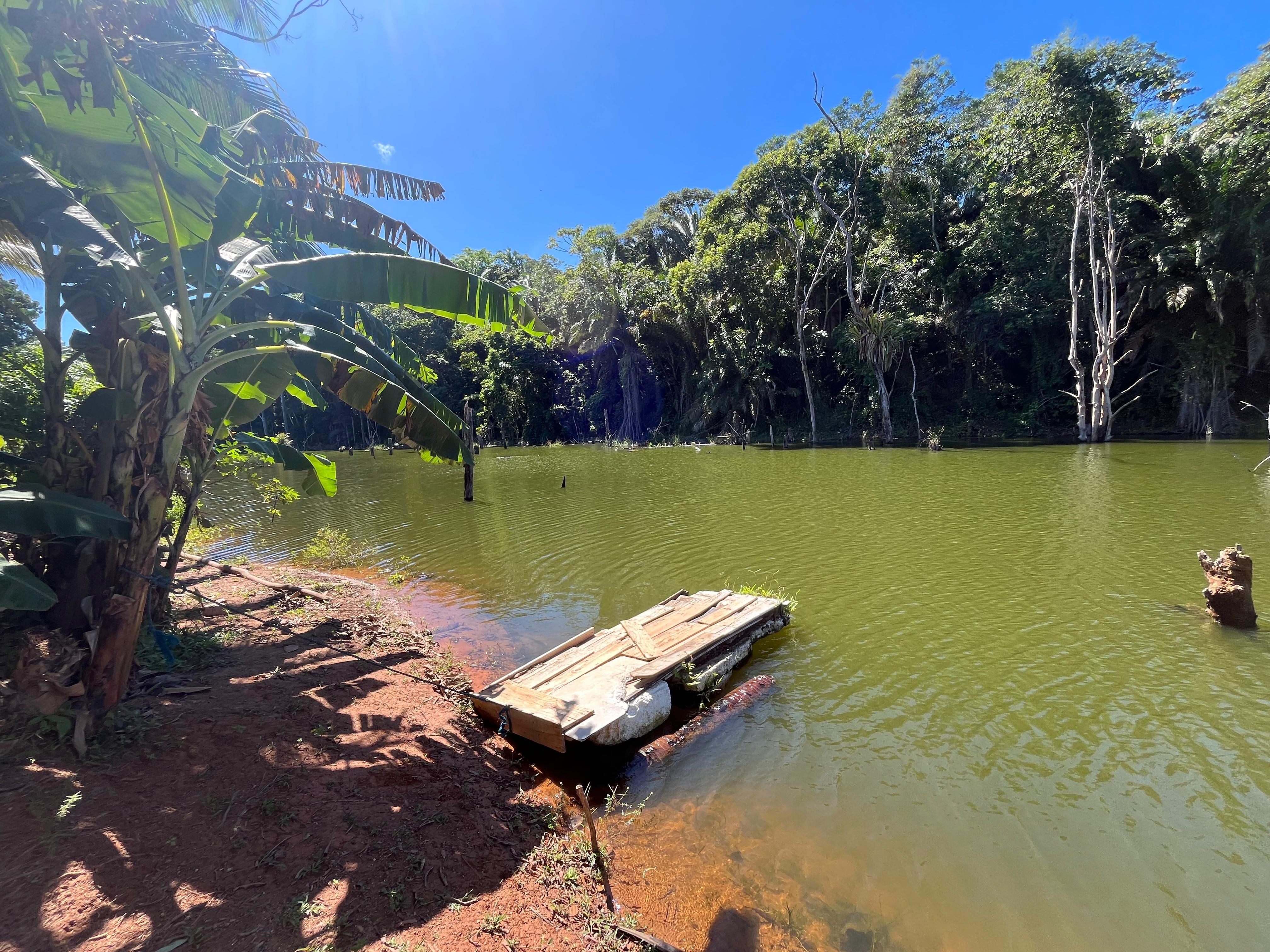 De um local em que circulavam pessoas com água no calcanhar, nasceu um lago, com mais de 10 metros de profundidade. | Foto: Matheus Caldas/Aratu On