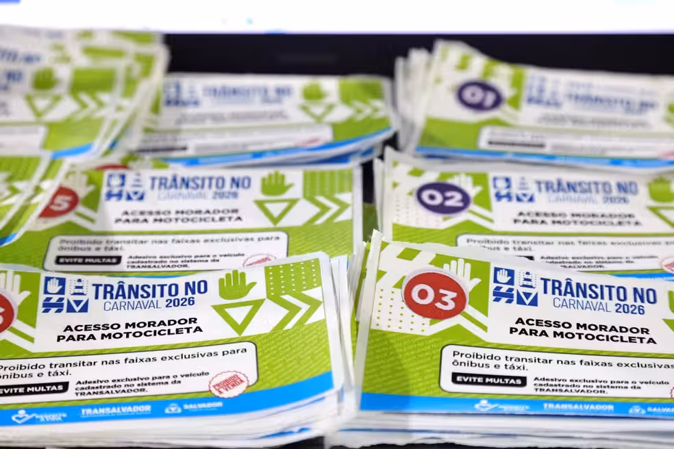 Adesivo Permite Que Moradores Acessem Zonas De Restri&ccedil;&atilde;o No Carnaval De Salvador &mdash; Foto Bruno Concha Secom Pms