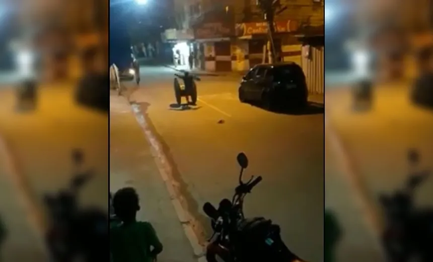 Video: homem cai de equipamento de madeira e explode granada que estava no bolso