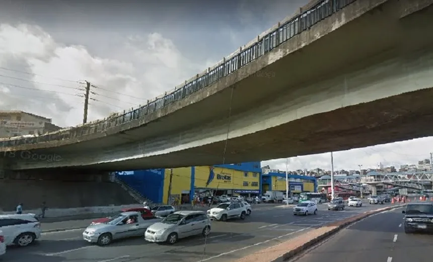 Motorista perde controle da direção e bate carro em poste na Avenida ACM