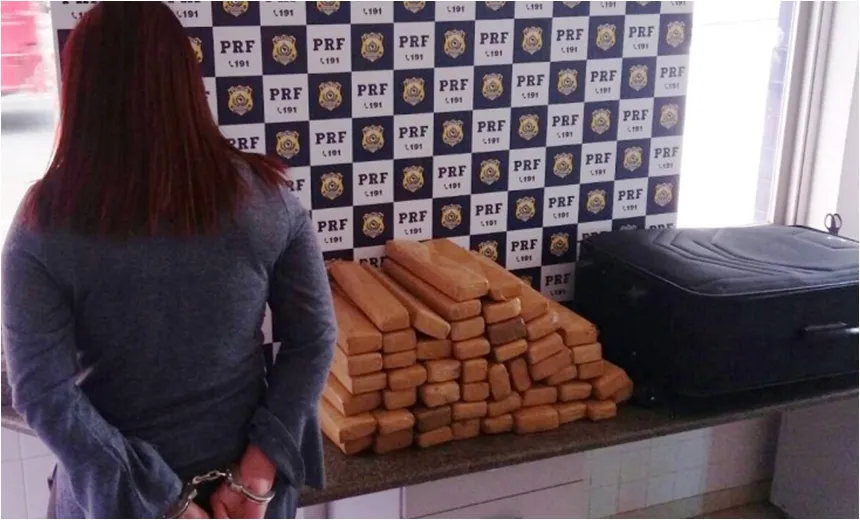 Mulher é presa pela PRF transportando quase 40kg de maconha na BR-116