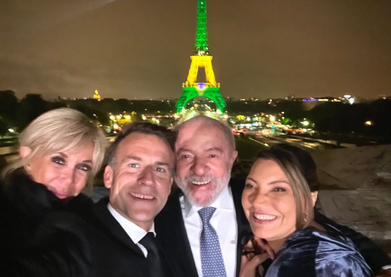  Torre Eiffel, em Paris, foi iluminada com as cores verde, amarelo e azul. Foto: Redes sociais / @EmmanuelMacron