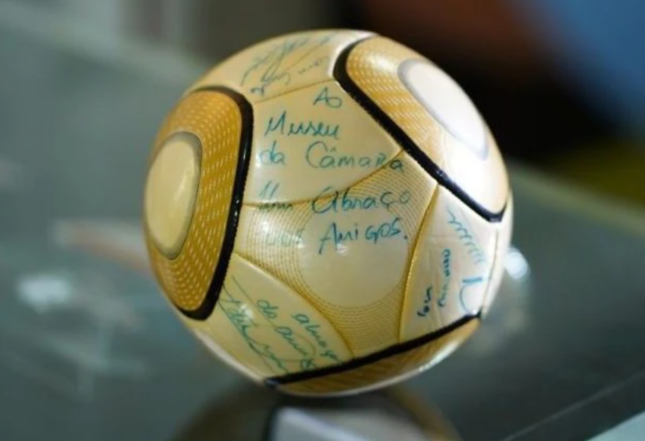  Bola autografada por Neymar. Foto:  Divulgação/Pablo Valadares/Câmara dos Deputados