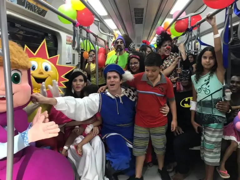 Crianças do Martagão ganham passeio de Natal pelo metrô de Salvador