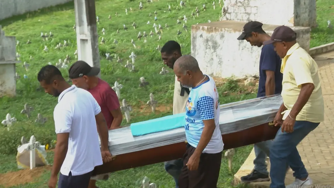 Corpo de jovem que morreu afogado na Lagoa da Timbalada é enterrado 