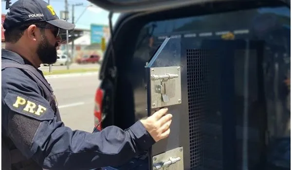 Foragido da justiça pelo crime de homicídio comparece em posto da Polícia Rodoviária Federal e se entrega