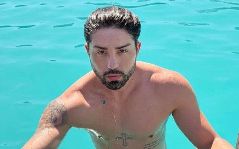 Rico Melquiades compartilha frequentemente detalhes de suas transforma&ccedil;&otilde;es est&eacute;ticas nas redes sociais, incluindo procedimentos realizados no rosto e no corpo/Foto: Redes Sociais&nbsp;