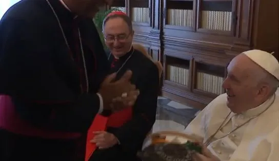 Papa Francisco ganha pandeiro feito em comunidade quilombola da Bahia; veja 