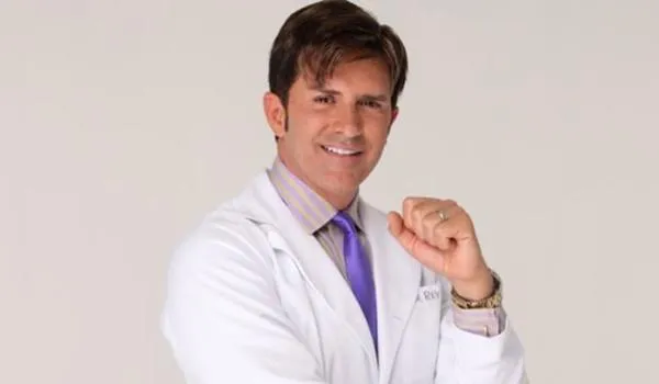 Dr. Rey  pede para ser ministro da saúde no Brasil em vídeo de jaleco dentro de avião; "Bolsonaro, me considere!"