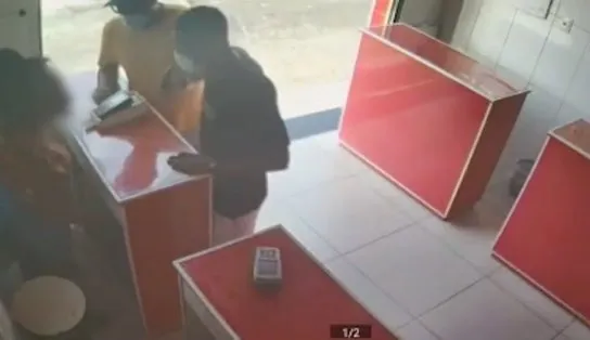 Aconteceu de novo: destemidos, bandidos atacam banca de "jogo do bicho" em Salvador e vídeo flagra tudo 