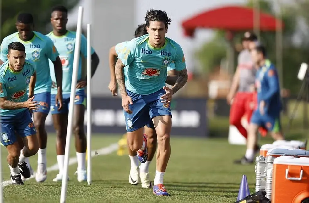 Pedro sofre lesão em treino da Seleção e retorna ao Flamengo para realizar tratamento