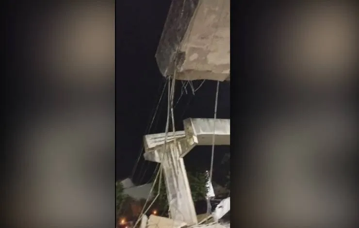 Caminhão derruba parte de passarela e interdita trecho na BR-324