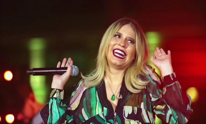 Sem comentar suposta gravidez, Marília Mendonça afirma: "a mulher mais feliz do mundo"