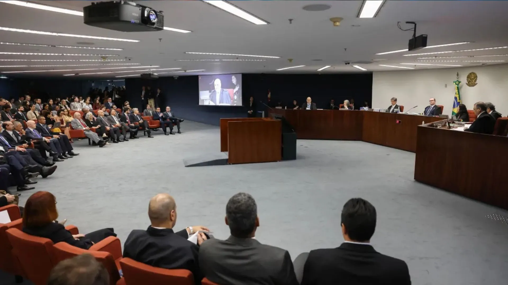 STF inicia julgamento de recurso de Bolsonaro contra condenação por golpe
