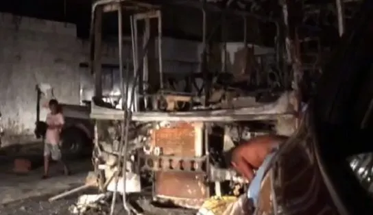 Grupo de homens obriga passageiros a descer de ônibus e incendeia o coletivo no bairro de São Cristóvão; assista