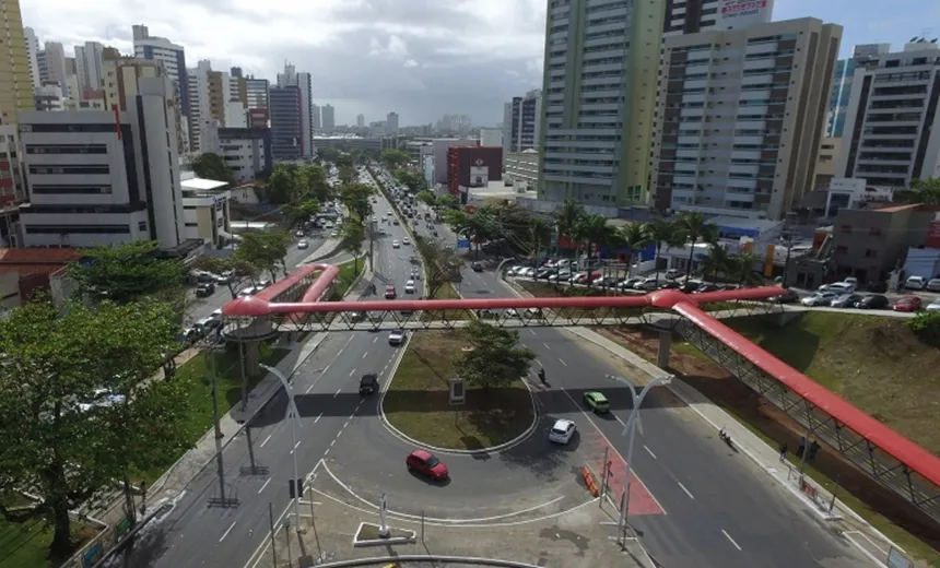 Jovem diz ter visto "maníaca da seringa" em passarela da Avenida ACM; "tentou ferir o rapaz duas vezes" 
