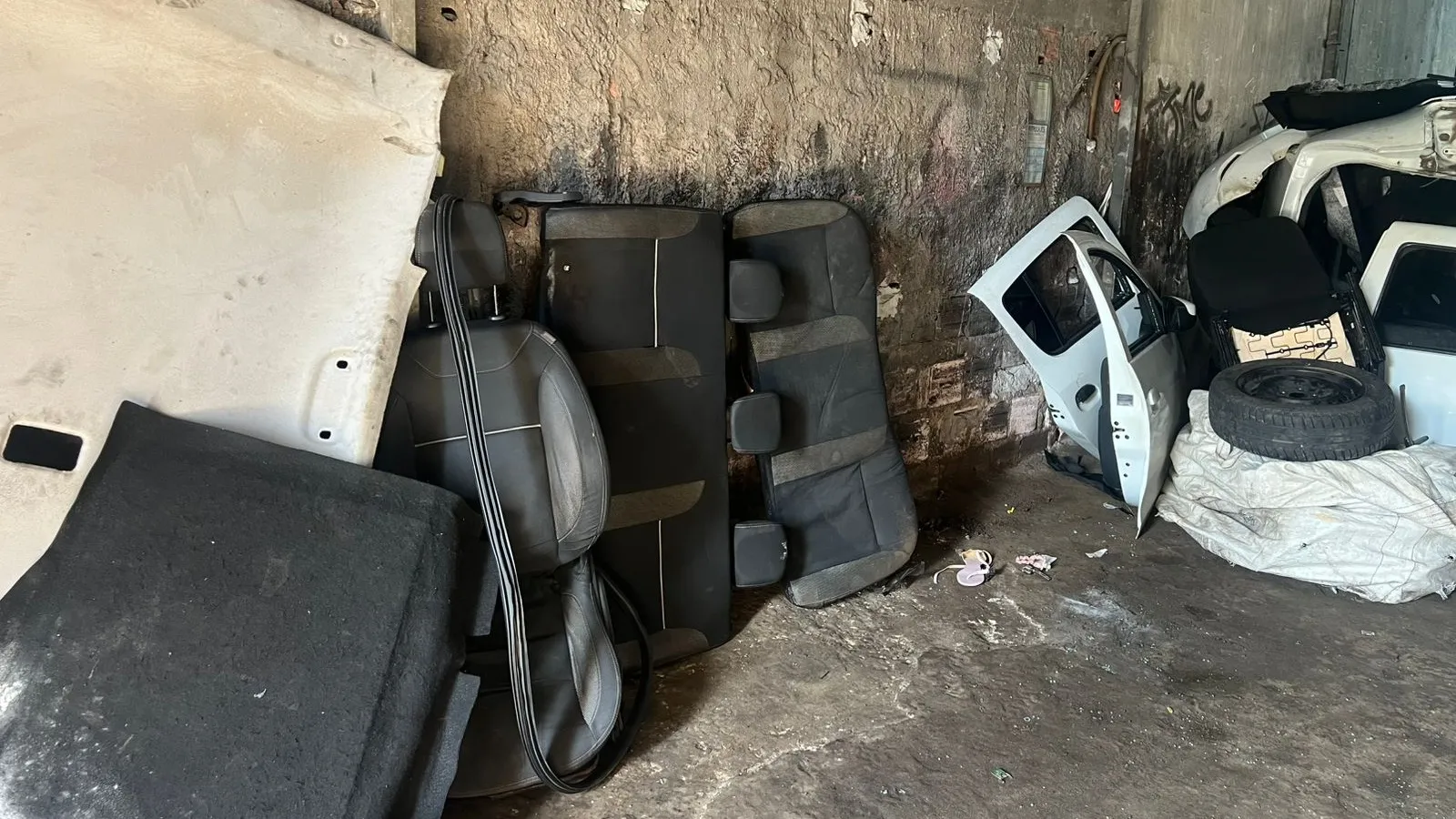 Desmanche de carros roubados é descoberto em imóvel no Lobato