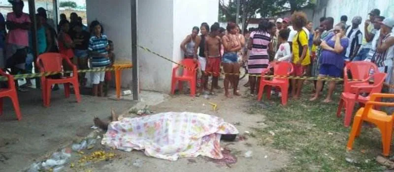 FEIRA: Um morre e três ficam feridos após serem baleados enquanto assistiam a jogo de futebol