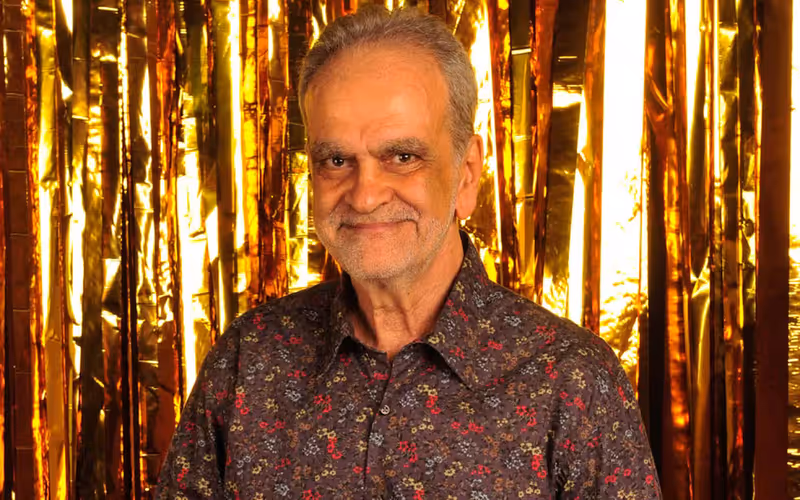 O jornalista Maurício Kubrusly, de 80 anos, é uma das figuras mais emblemáticas do telejornalismo brasileiro, conhecido especialmente por sua trajetória na TV Globo e pelo quadro