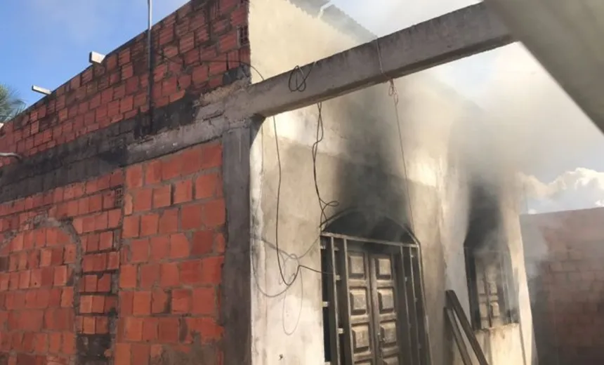 “CHAMA O BOMBEIRO”: Casa pega fogo em Conceição do Jacuípe