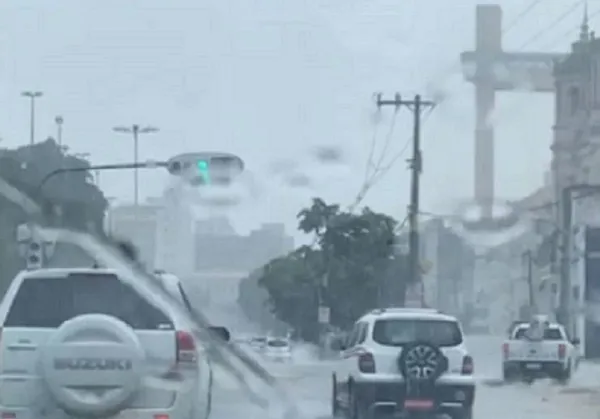 Tempo chuvoso deve afastar população das praias, em Salvador. Foto: Lícia Fontenele | TV Aratu