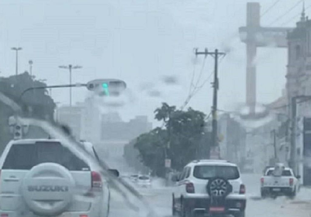Tempo chuvoso deve afastar população das praias, em Salvador. Foto: Lícia Fontenele | TV Aratu