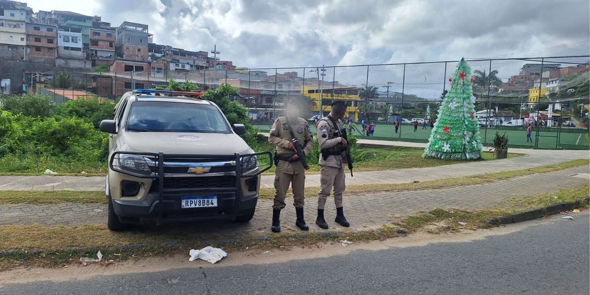Viaturas da Pol&iacute;cia Militar durante opera&ccedil;&atilde;o em Salvador ap&oacute;s suspeitos fugirem por uma galeria de esgoto depois de troca de tiros 
