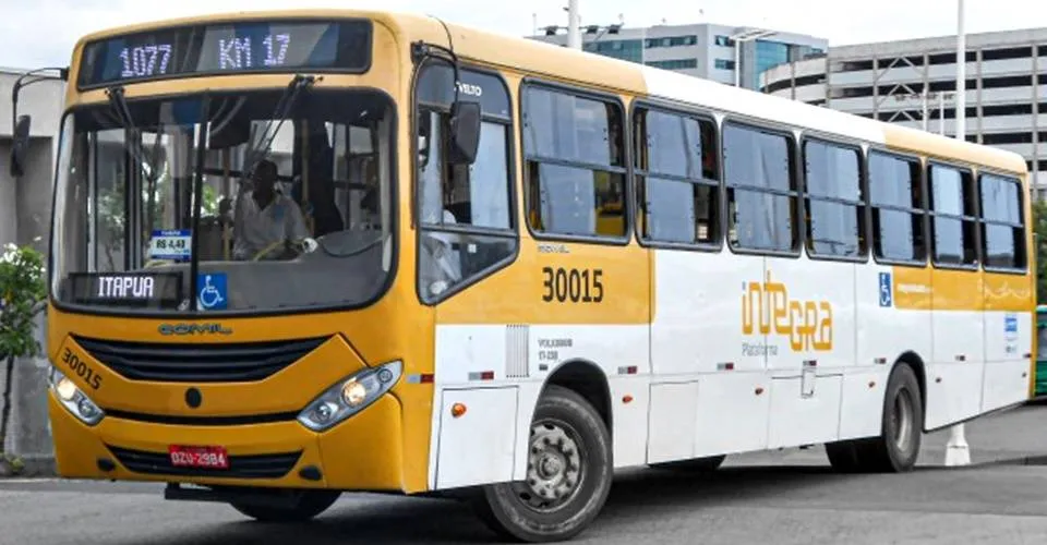 Após cinco dias, ônibus voltam a circular até o KM 17, em Itapuã