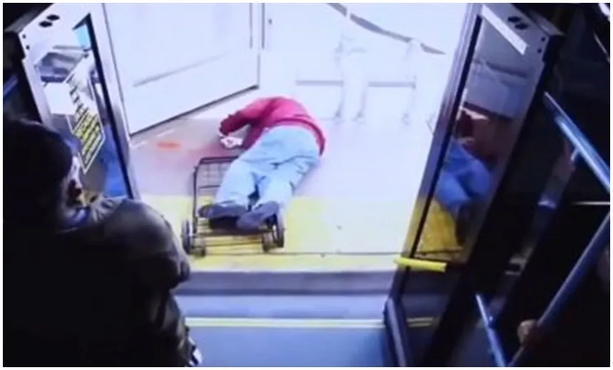 Vídeo: homem de 74 anos morre após ser empurrado de ônibus