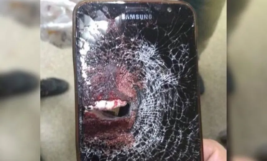 Durante confronto com bandidos, PM é "salvo" por celular, que amortece bala; veja