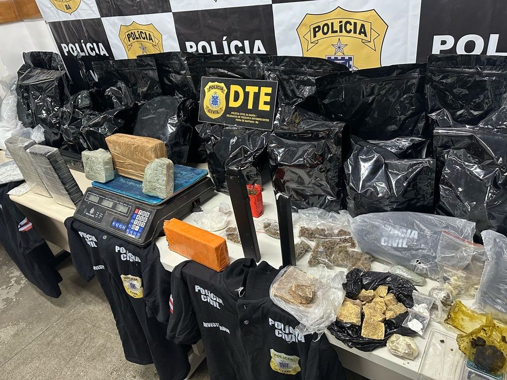 Foram apreendidas cinco camisas falsificadas da Polícia Civil, dois carregadores de metralhadora, uma balança de precisão e diversos materiais utilizados para embalar as drogas. Foto: Divulgação/PC-BA