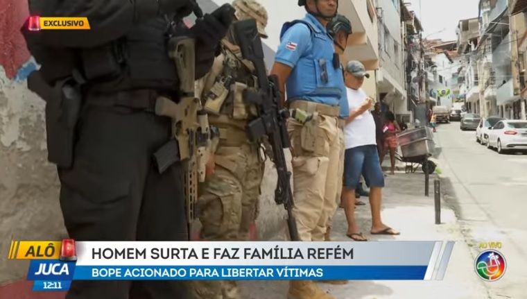 Homem surta e faz fam&iacute;lia ref&eacute;m em Salvador. Foto: Reprodu&ccedil;&atilde;o TV Aratu 