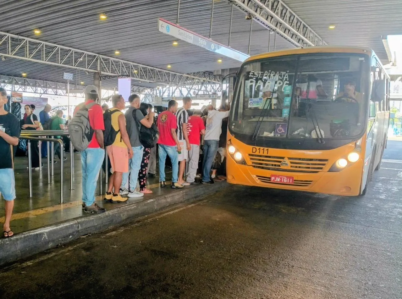 Greve dos rodoviários de Salvador: passageiros reclamam da falta de ônibus nesta sexta
