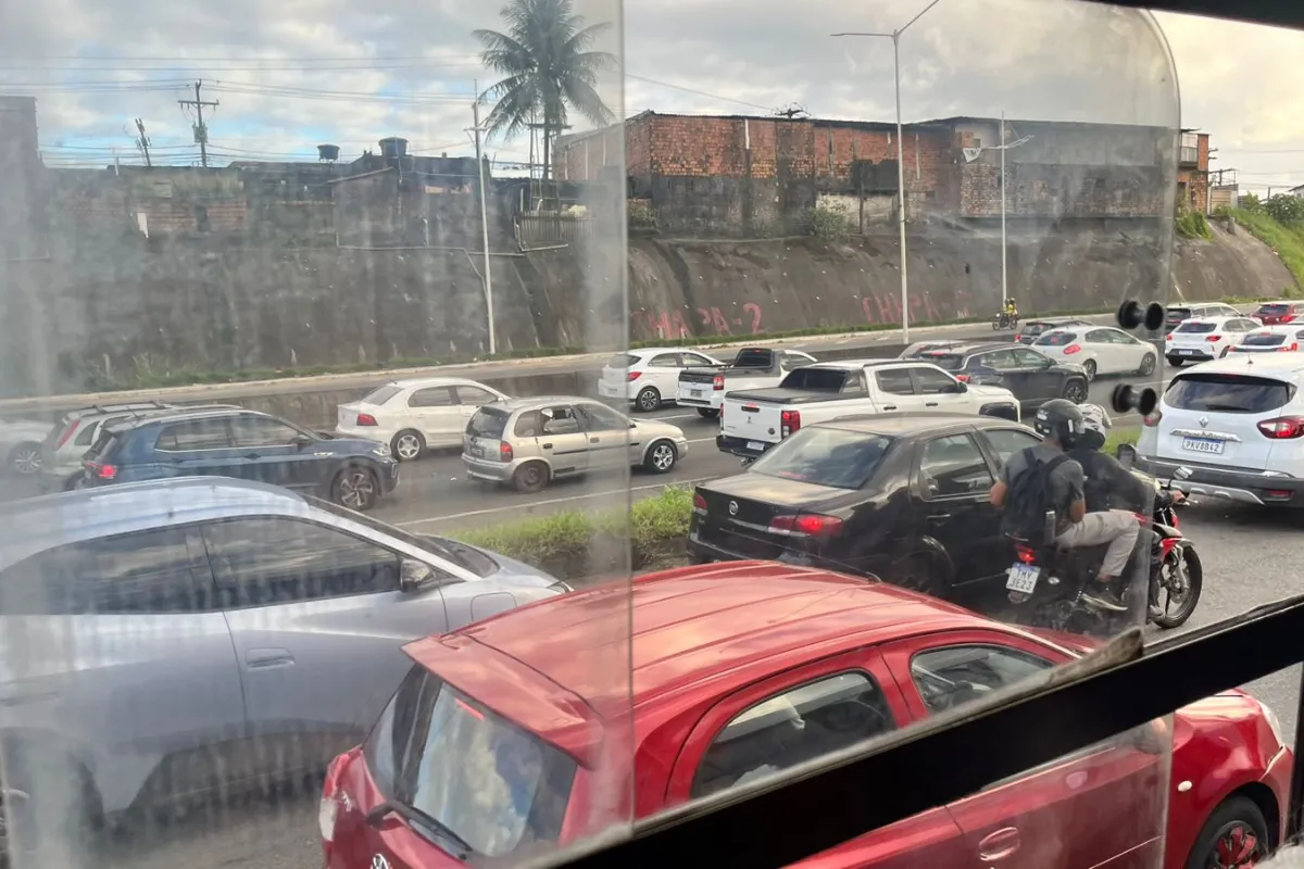 Engarrafamento na BR-324 dura cerca de 2h entre Salvador e Simões Filho