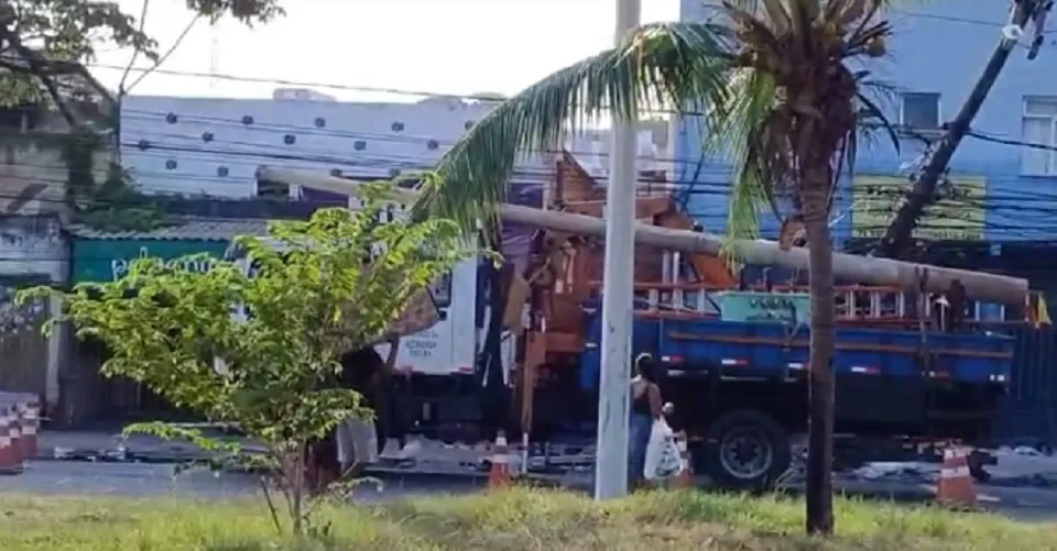 Homem morre e outro fica ferido após carro bater em poste no bairro de Itapuã