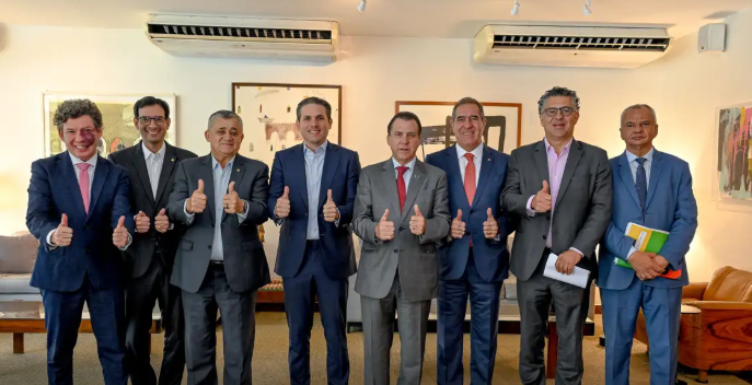 Parlamentares e integrantes da comiss&atilde;o especial do fim da escala 6x1