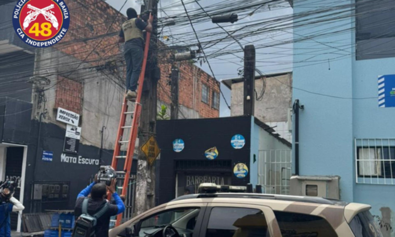 PM apreende câmera de monitoramento na Liberdade. Foto: Divulgação | SSP-BA