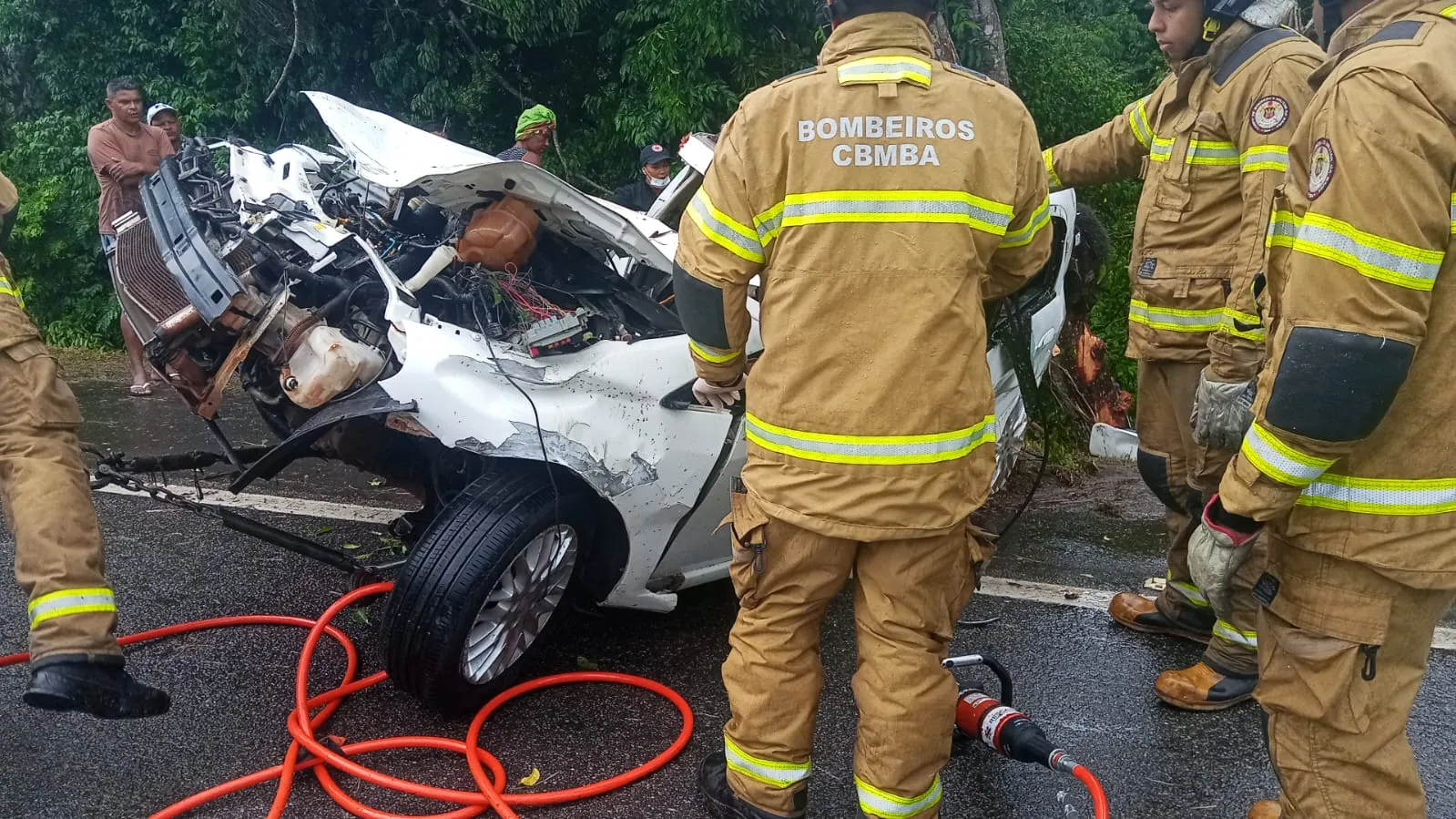 Sobrevivente de acidente que matou 4 pessoas na BA-099 apresenta melhora