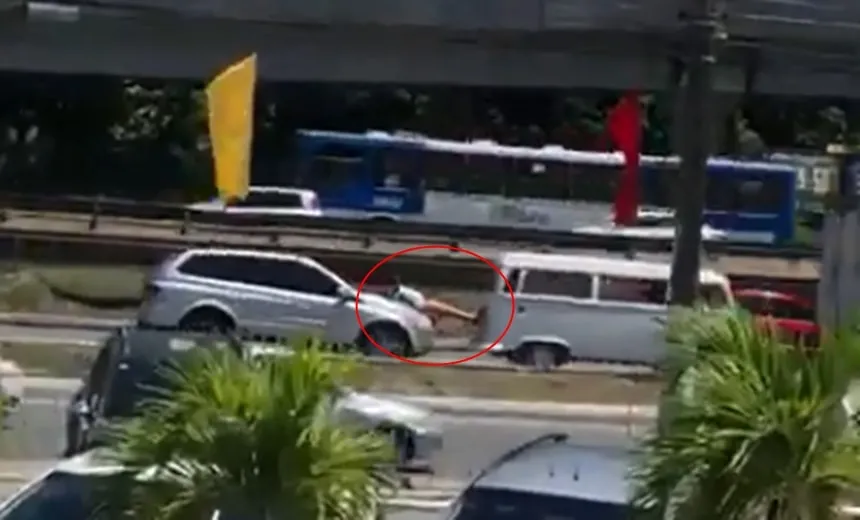 Veja vídeo: homem faz espécie de ‘guincho humano’ na Av. ACM, em Salvador