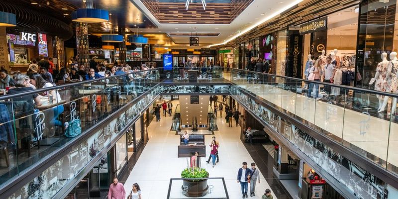 Os shoppings não oferecem espaços dedicados para Uber/99; motoristas param em áreas de desembarque, calçadas ou vias próximas/Foto: Reprodução