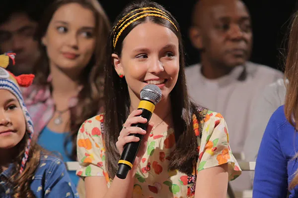 Larissa Manoela conta qual das gêmeas de ‘Cúmplices’ mais se identifica