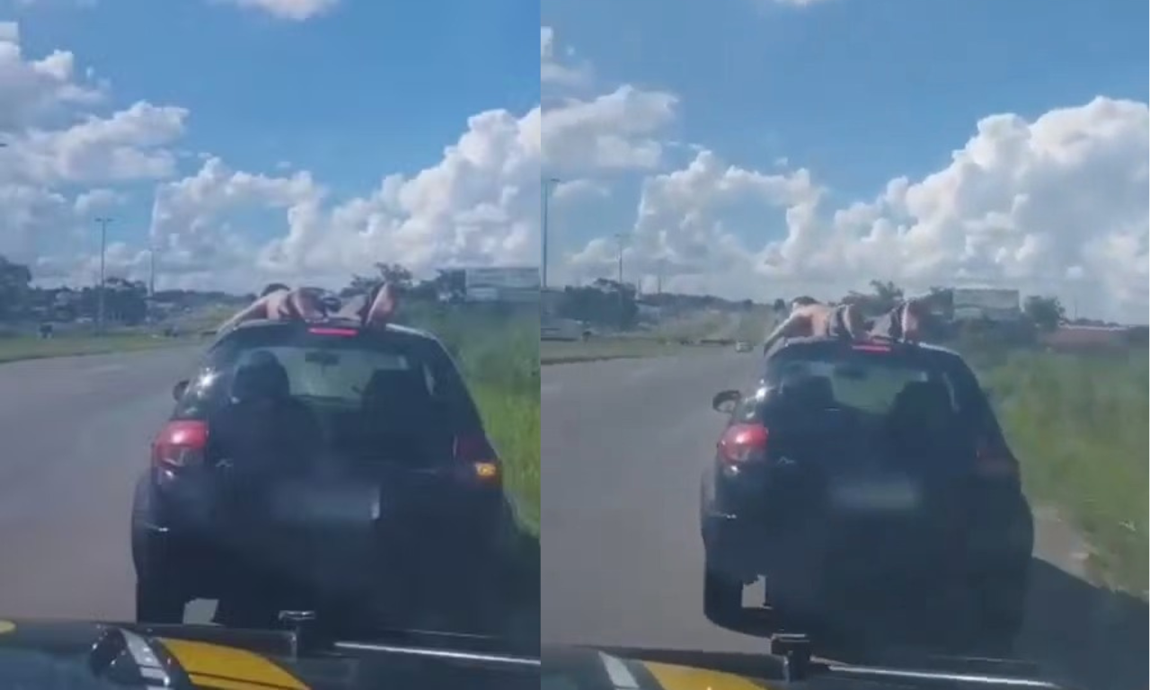 Homem pelado viaja em teto de carro. Foto: Reprodução | PRF